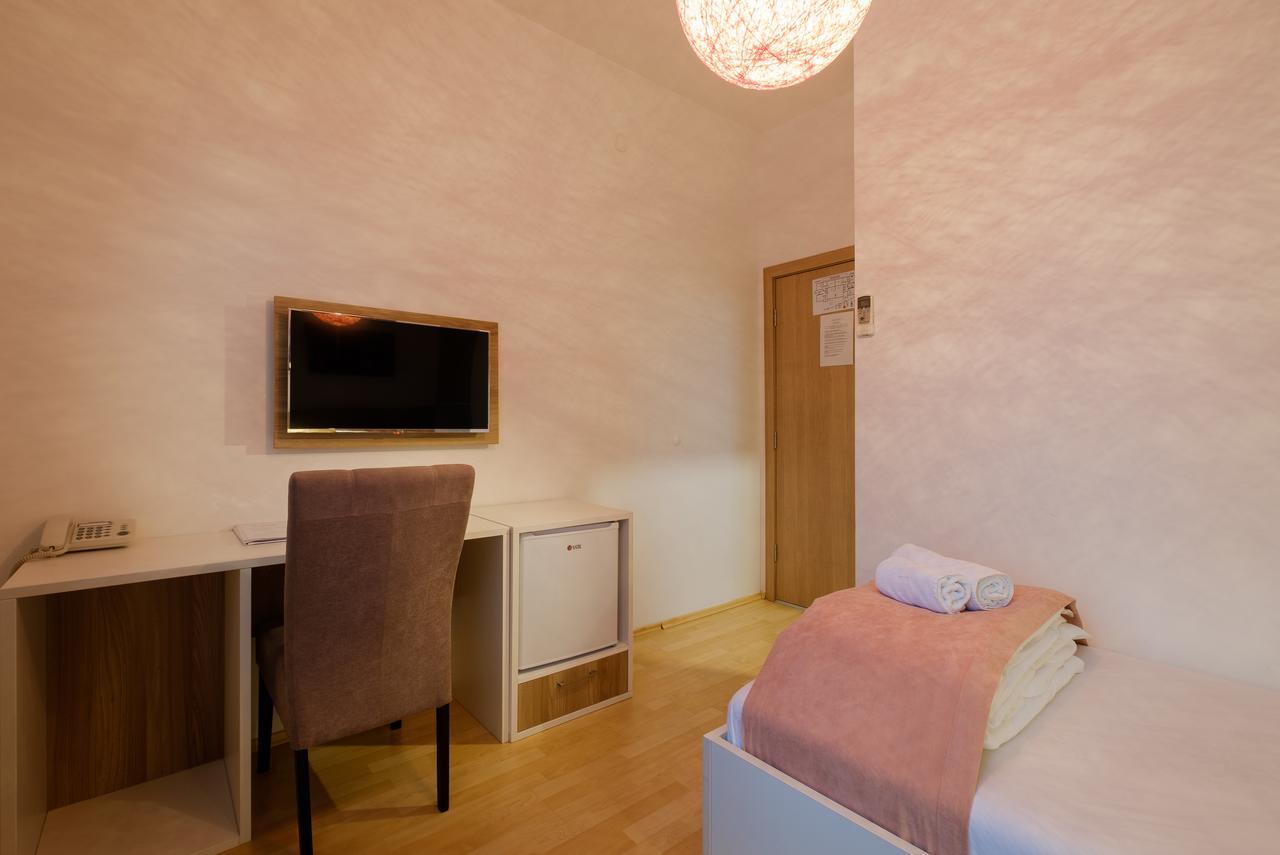 Airport Hotel Garni Belgrad Exteriör bild