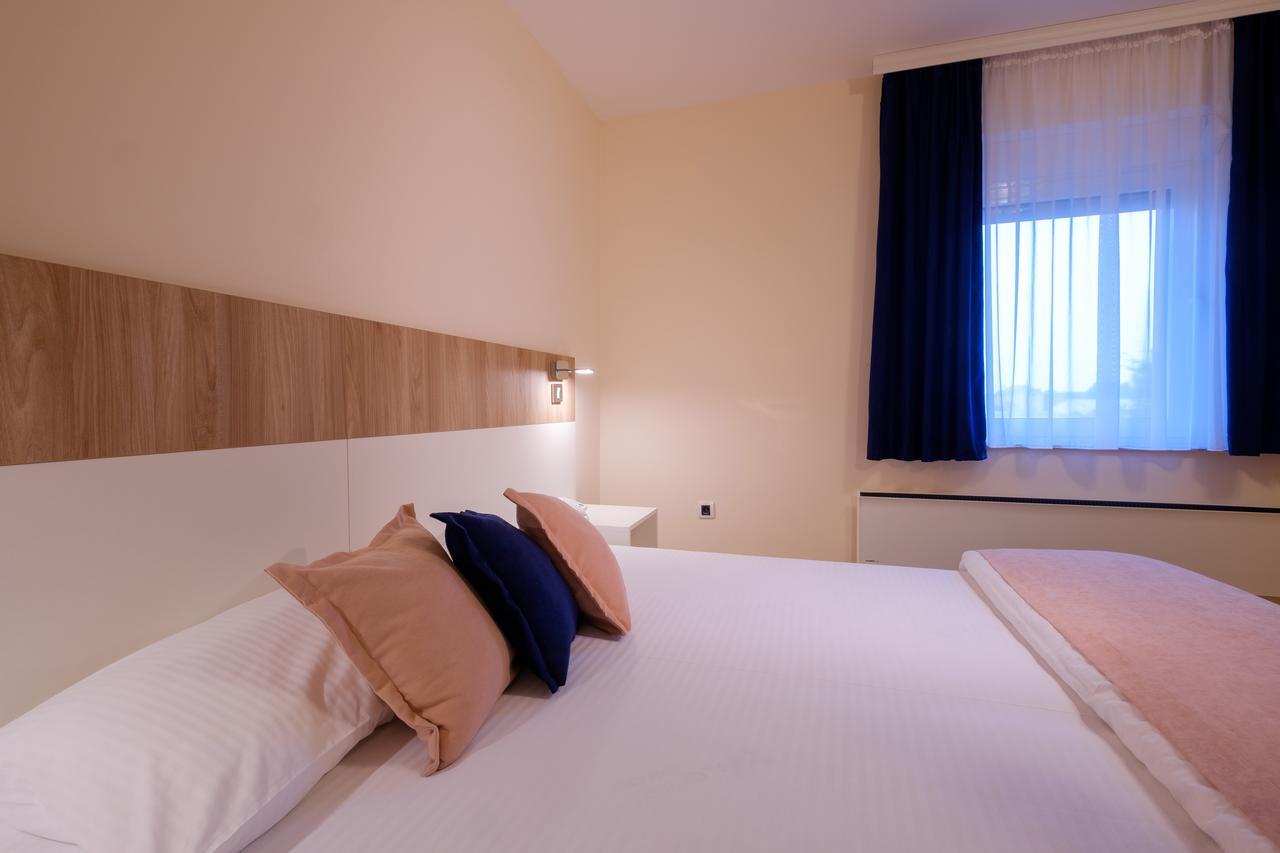 Airport Hotel Garni Belgrad Exteriör bild
