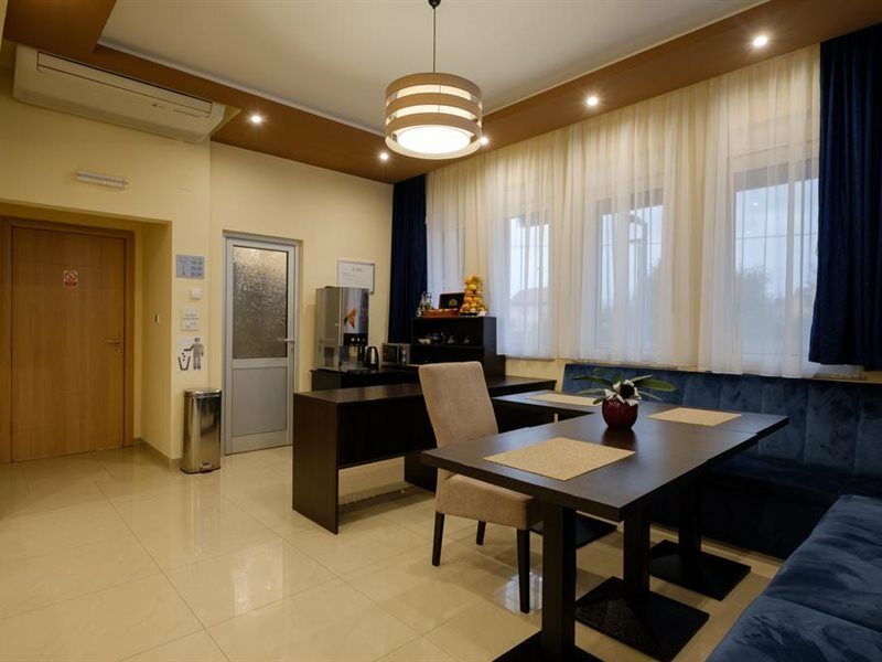 Airport Hotel Garni Belgrad Exteriör bild