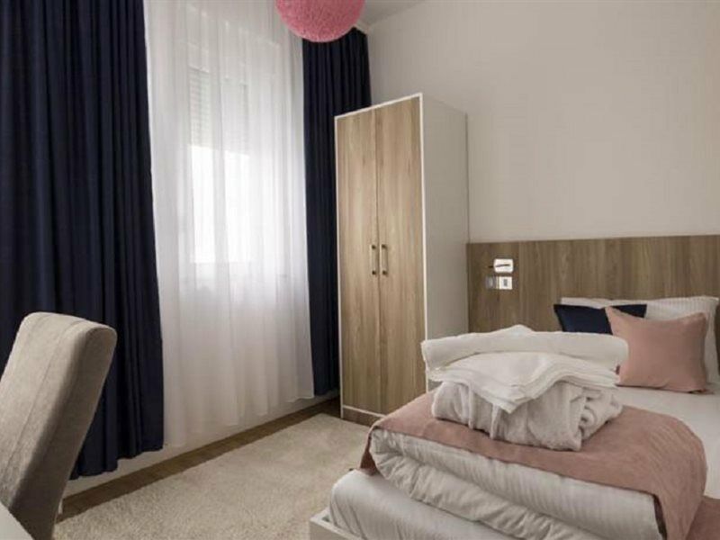 Airport Hotel Garni Belgrad Exteriör bild